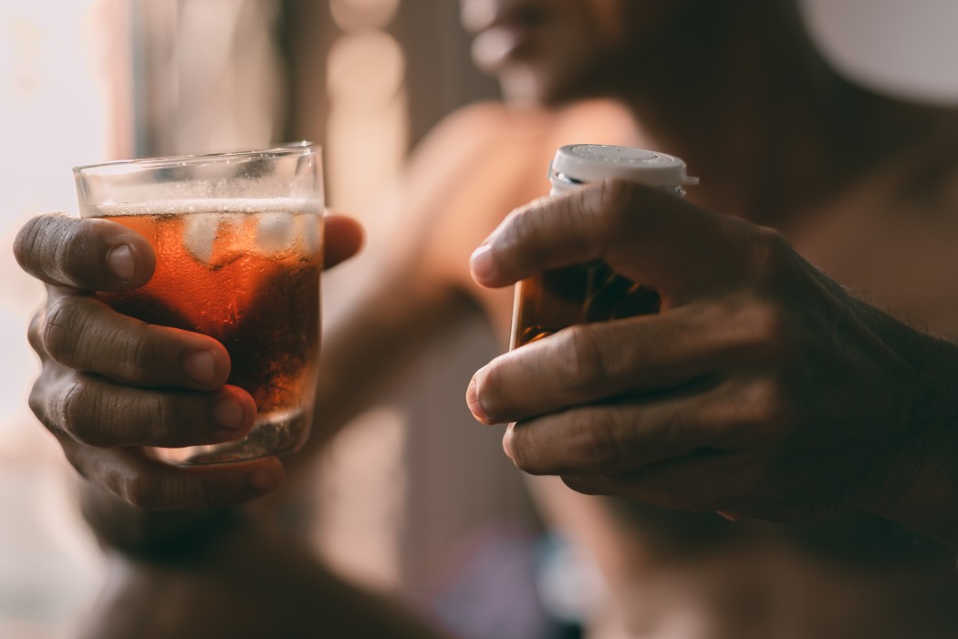 Alkohol a trudności życiowe – dlaczego pijemy i jak się ratować