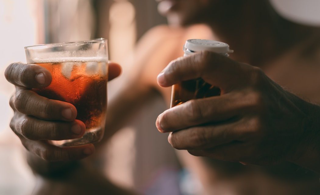 Alkohol a trudności życiowe – dlaczego pijemy i jak się ratować